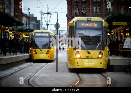 Deux tramways Metrolink à Peters Square s'arrête dans le centre ville de Manchester Banque D'Images