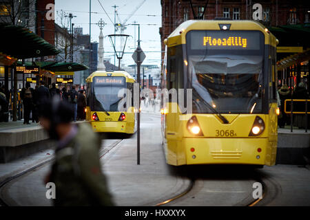 Deux tramways Metrolink à Peters Square s'arrête dans le centre ville de Manchester Banque D'Images