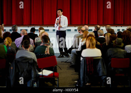 D'être interviewé par la télévision ITV Local Grenade Andy Burnham, le candidat du travail pour le Grand Manchester maire Banque D'Images