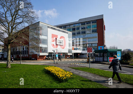 Les étudiants qui arrivent à l'Université de Salford Maxwell Chambre dans Gtr Manchester, Angleterre, Royaume-Uni. Banque D'Images