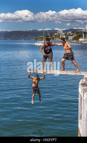 Wellington, Nouvelle-Zélande - 11 Février 2017 : Wellington waterfront avec les adolescents de sauter d'un plongeoir près de Frank Kitts Park et pont lagon. Banque D'Images