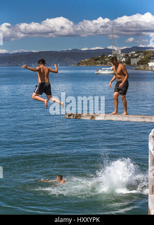 Wellington, Nouvelle-Zélande - 11 Février 2017 : Wellington waterfront avec les adolescents de sauter d'un plongeoir près de Frank Kitts Park et pont lagon. Banque D'Images