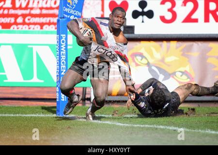 MARCUS BAI & KIRK DIXON BRADFORD BULLS V HULL FC STADE ODSALL BRADFORD 01 Avril 2006 Banque D'Images