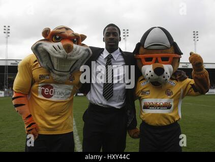 DWAIN CHAMBERS & MASCOTTES CASTLEFORD V ST HELENS LA JUNGLE CASTLEFORD ANGLETERRE 06 Avril 2008 Banque D'Images