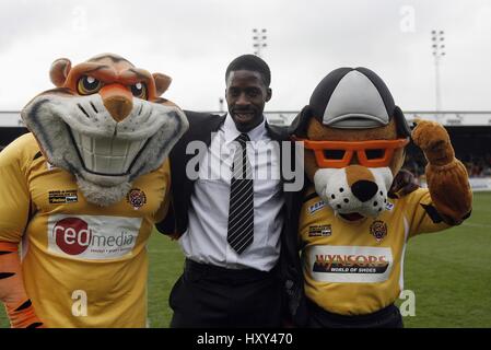 DWAIN CHAMBERS & MASCOTTES CASTLEFORD V ST HELENS LA JUNGLE CASTLEFORD ANGLETERRE 06 Avril 2008 Banque D'Images