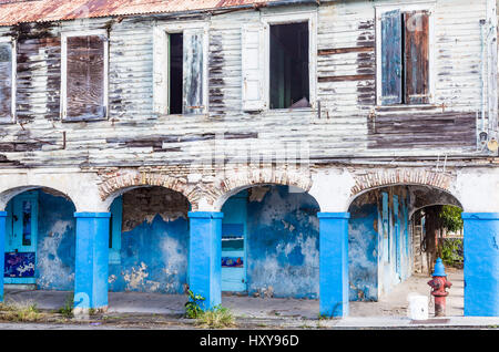 Pas de peinture sur bois avec peinture bleu sur le stuc Banque D'Images