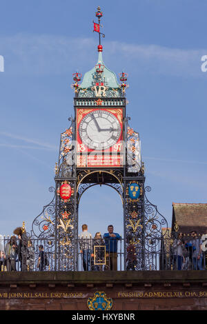 Le fer forgé ornemental Eastgate Clock sur Chester east gate un important monument de la ville Banque D'Images