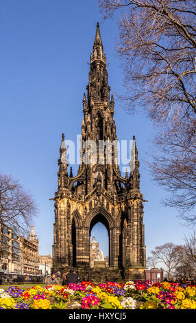 Le monument Scott, noirci de la pollution de l'air, avec un parterre coloré de printemps au premier plan. Princes Street Gardens East, Édimbourg. Banque D'Images