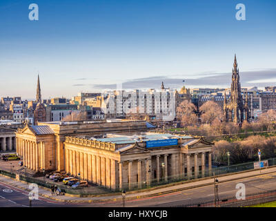 Vue en hauteur de la galerie nationale écossaise sur la Mound avec le monument Scott à droite. Édimbourg, Écosse, Royaume-Uni. Banque D'Images