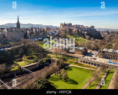 Vue aérienne de la galerie nationale écossaise et des jardins East Princes Street et du château d'Édimbourg au loin, Écosse, Royaume-Uni. Banque D'Images