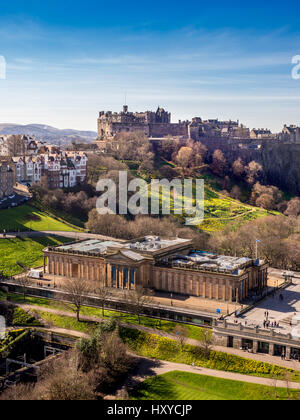 Vue aérienne de la Galerie nationale écossaise sur le Mound avec le château d'Édimbourg au loin. Édimbourg, Écosse, Royaume-Uni. Banque D'Images