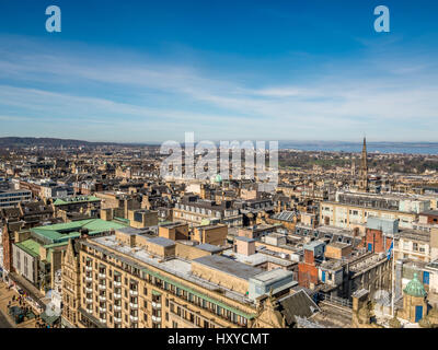 Vue aérienne sur les toits d'Édimbourg vers le Firth of Forth, en Écosse. Banque D'Images