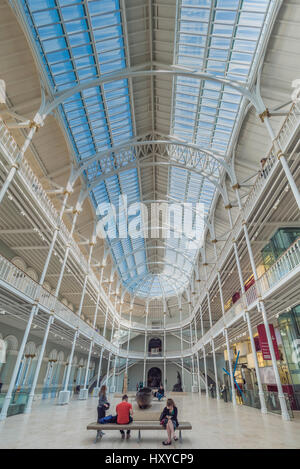 Visiteurs dans l'atrium du Musée National d'Ecosse, Edimbourg, Ecosse. Banque D'Images