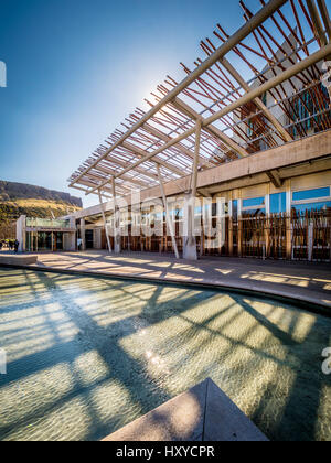 La voûte contemporaine du Parlement écossais à Holyrood, en plein soleil, Edimbourg, Écosse. Banque D'Images