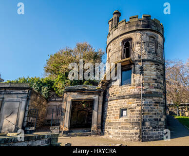 La tour de guet, nouveau Cimetière Calton, Édimbourg. Construit en 1821 pour agir comme un affût de bodysnatchers et accueil d'une famille de 10 jusqu'en 1931. Banque D'Images