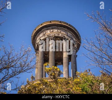 Le monument Dugald Stewart de Calton Hill, tourné sous un angle bas en regardant l'intérieur. Édimbourg. Banque D'Images