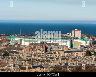 Stade de football de la route de Pâques avec la mer du Nord au loin. Leith, Édimbourg, Écosse. Terrain de base du club de football Hibernian (Hibs). Banque D'Images