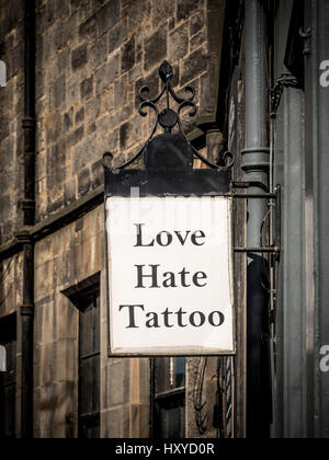 La haine l'amour signe extérieur de tatoueur Tattoo shop, Édimbourg, Écosse. Banque D'Images