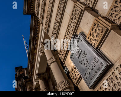 Prise de vue en angle d'un panneau mural en bronze sur la façade extérieure du siège social de la Banque d'Écosse, Édimbourg, Écosse. Banque D'Images