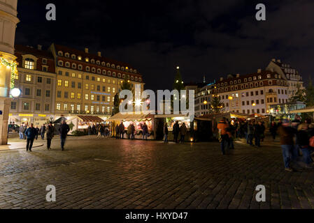 Dresde, Allemagne - le 27 novembre 2015 : Marché de Noël de Dresde. Marché de Noël - Advent auf dem Neumarkt près de la Frauenkirche, sur le nouveau marché. Banque D'Images