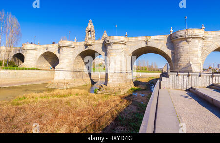 Le pont de Tolède est une construction historique de Madrid, en Espagne, construit en 1718, en traversant la rivière Manzanares. Banque D'Images