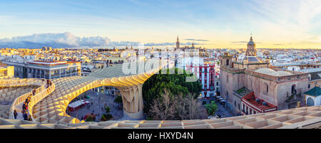 Depuis le haut de l'espace Metropol Parasol (Setas de Sevilla) une ont la meilleure vue de la ville de Séville, Espagne. Il offre un angle unique sur e Banque D'Images