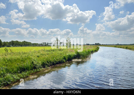 Ciel nuageux et canalisée dans un paysage hollandais. Banque D'Images