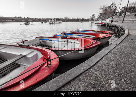 Le parc de la Casa de Campo de Madrid, en Espagne, est le plus grand espace vert et le lac de la ville, où les gens viennent le week-end à dépenser tant de temps de qualité. Banque D'Images