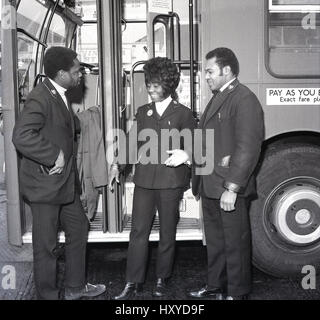 Années 1970, historiques, trois équipages de bus d'origine caraïbe, discuter ensemble en dehors de l'autobus, de nouveaux autobus, Lewisham, dans le sud de Londres, en Angleterre. UK. Banque D'Images