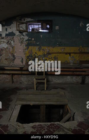 Paterei dans la prison de Tallinn est une ancienne prison soviétique qui a tenu différentes victimes du communisme et du nazisme. Domaines de la prison sont ouverts comme des galeries. Banque D'Images