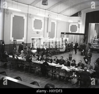 Années 1960, historique, les hommes et les femmes d'un dépouillement à un centre de dépouillement d'une élection parlementaire britannique, Aylesbury, Buckinghamshire, Angleterre, Royaume-Uni. Banque D'Images