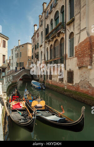 Après-midi ensoleillé sur un canal dans le sestiere de Cannaregio, Venise, Italie. Banque D'Images
