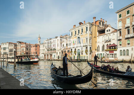 Après-midi de printemps sur le Grand Canal à Venise, Italie. Banque D'Images