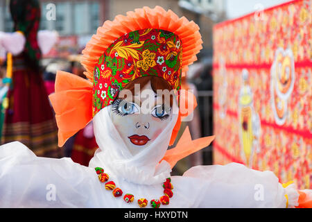 SAMARA, RUSSIE - février 26, 2017 : Le Mardi Gras en Russie. Grande poupée pour la combustion pendant le festival folklorique Maslenitsa ou Maslenitsa Banque D'Images