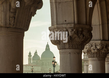 Après-midi à San Marco de Venise. L'église Santa Maria della Salute au loin. Banque D'Images