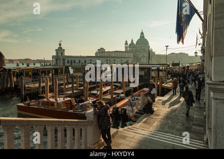 Après-midi à San Marco de Venise. L'église Santa Maria della Salute au loin. Banque D'Images