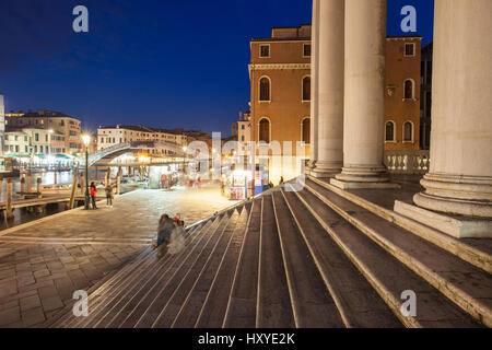 La nuit tombe à l'église de San Simeone Piccolo dans sestiere de Santa Croce, Venise, Italie. Banque D'Images