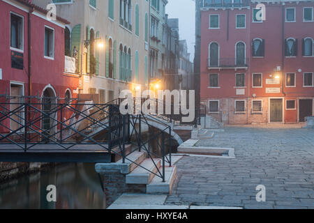 Matin brumeux sur un canal dans sestiere de San Marco, Venise, Italie. Banque D'Images