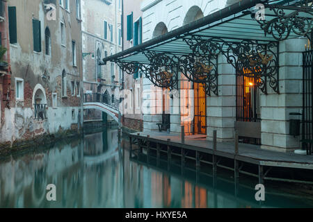Matin brumeux sur un canal dans sestiere de san marco, Venise, Italie. Banque D'Images