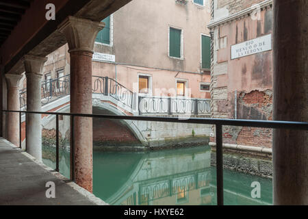 Matin brumeux sur un canal dans sestiere de San Marco, Venise, Italie. Banque D'Images