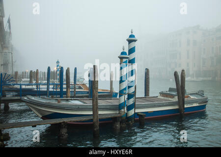 Matin brumeux sur le Grand Canal, Venise, Italie. Banque D'Images