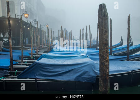Amarré sur les gondoles sur le Grand Canal un matin brumeux, Sestiere de San Marco, Venise, Italie. Banque D'Images