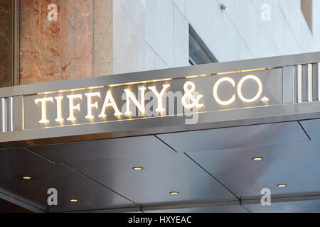 E Tiffany Co. la boutique sign Fifth Ave allumé le 12 septembre 2016 à New York. Tiffany est un Américain de la distribution de bijoux de renommée internationale Banque D'Images