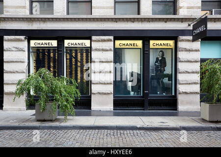 Vue extérieure boutique Chanel dans 139 Spring St, Soho dans une journée ensoleillée sur le 7 septembre 2016 à New York. Chanel est une maison de mode fo Banque D'Images