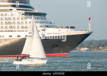 Southampton, UK - 12 octobre 2010 : Le nouveau paquebot de croisière Queen Elizabeth de quitter le port de Southampton, UK pour son voyage inaugural. Banque D'Images