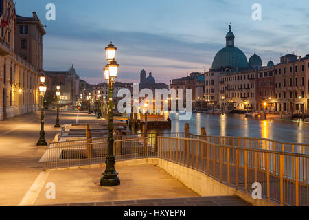 L'aube sur le Grand Canal à Venise, Italie. À la recherche de Cannareggio à San Polo. Banque D'Images