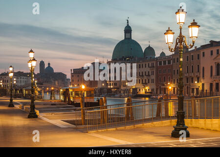 À l'aube de Cannareggio Sestiere, Venise, Italie. Eglise de San Simeone Piccolo Dome dans la distance. Banque D'Images