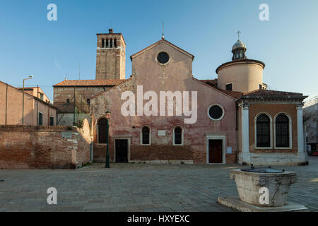 Tôt le matin à San Giacomo dall'orio dans l'église de Santa Croce de Venise. Banque D'Images