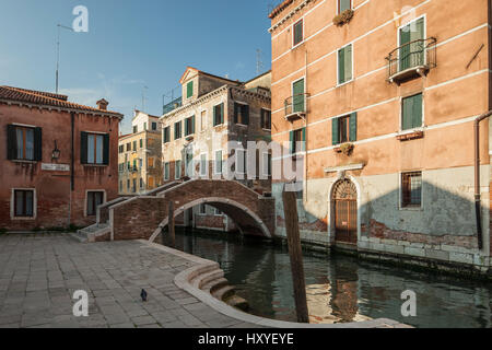 Matin de printemps dans le Sestiere de San Polo, Venise, Italie. Banque D'Images