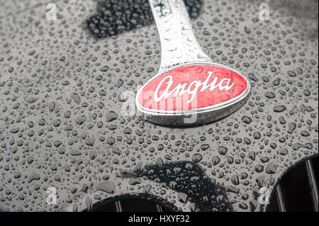 Au mont Rushmore, UK - 3 Avril 2015 : un millésime Ford Anglia badge capot du véhicule couvert de gouttes de pluie. Banque D'Images